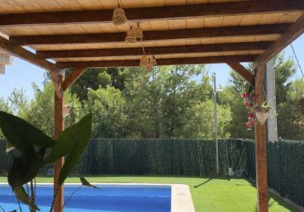 Zona chillout exterior con madera