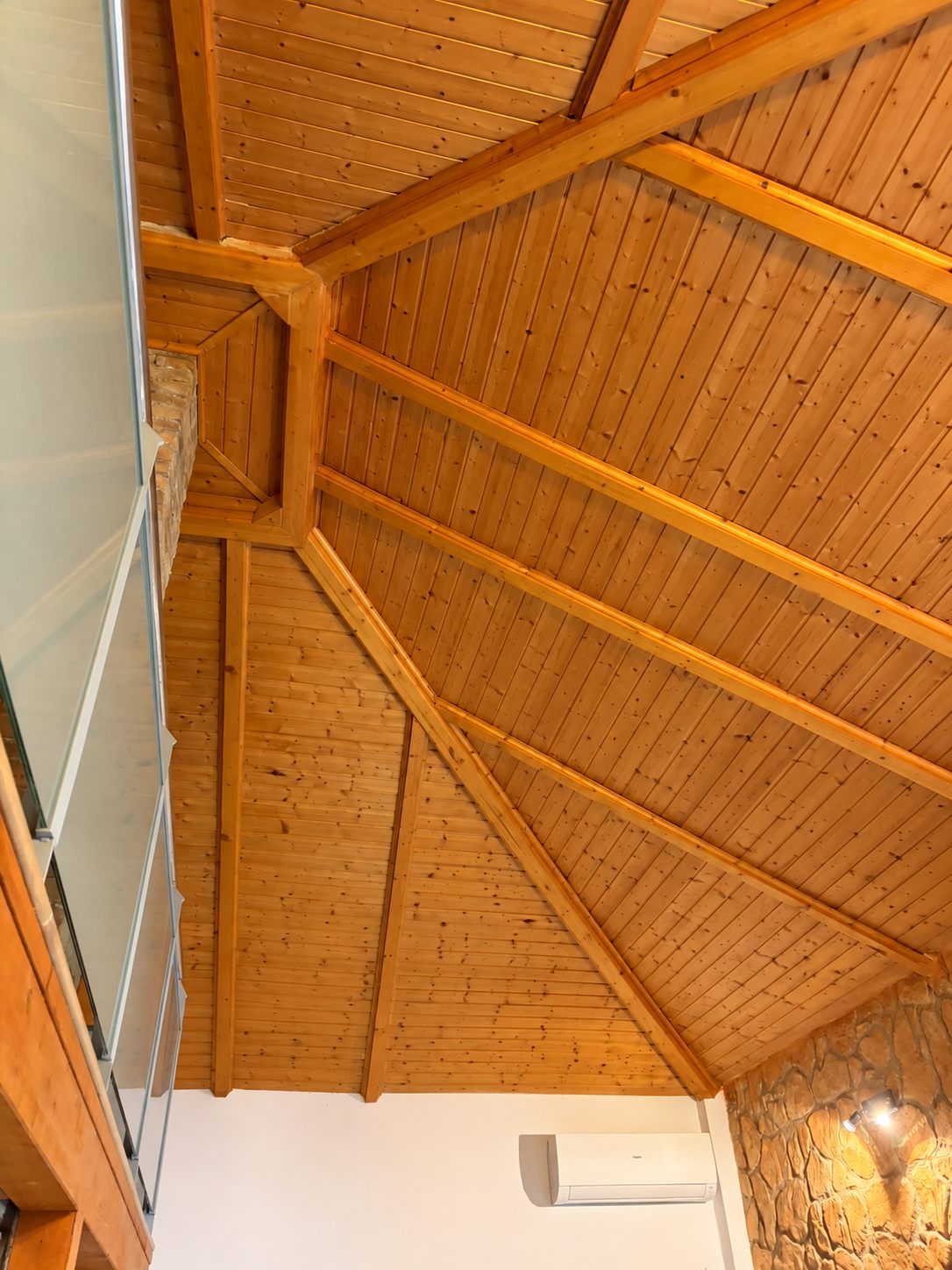 Cubierta y revestimiento de madera con geometría compleja en La Cañada