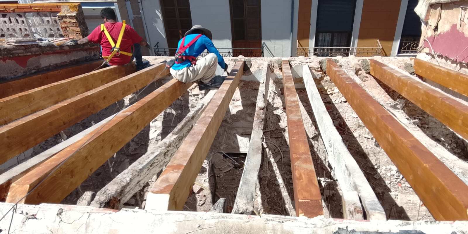 Demolición de tejado deteriorado para rehabilitación de cubierta