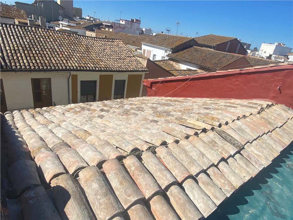 Instalación de aislamiento y tablero estructural en cubierta de madera