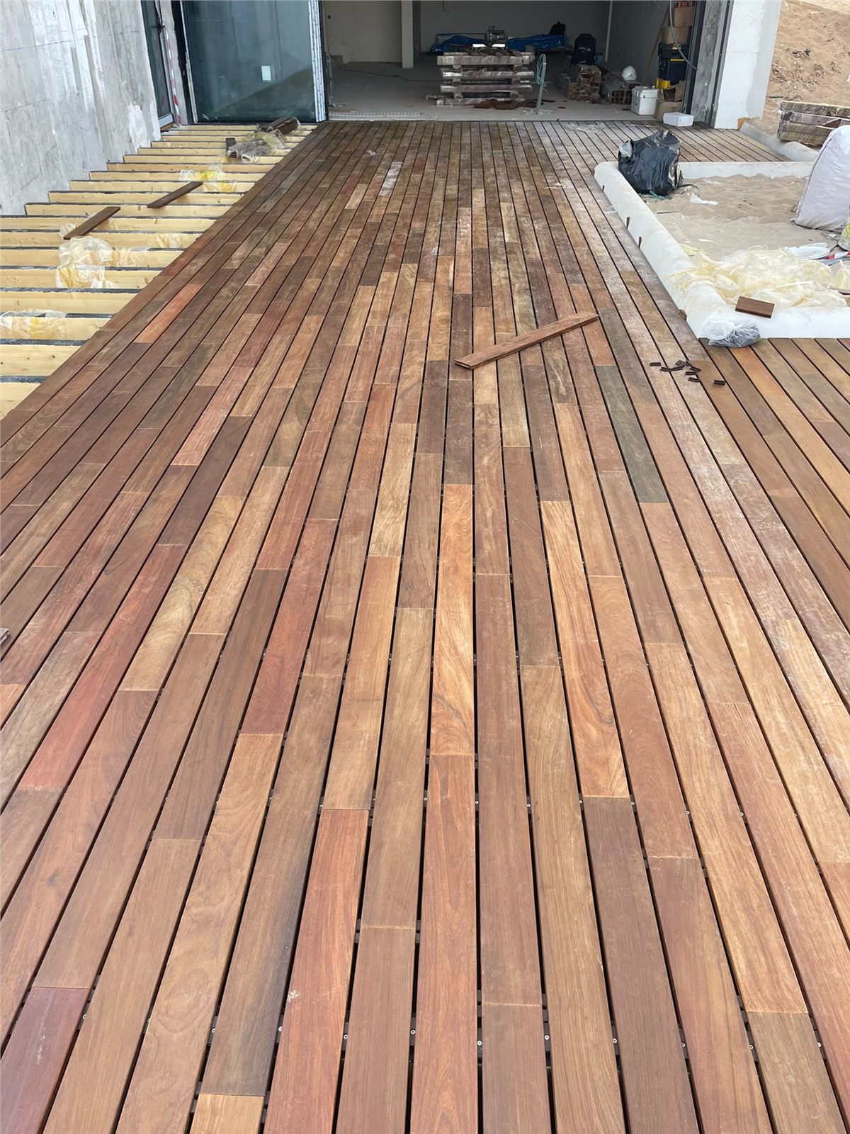 Tarima flotante de madera preparada para espacios exteriores