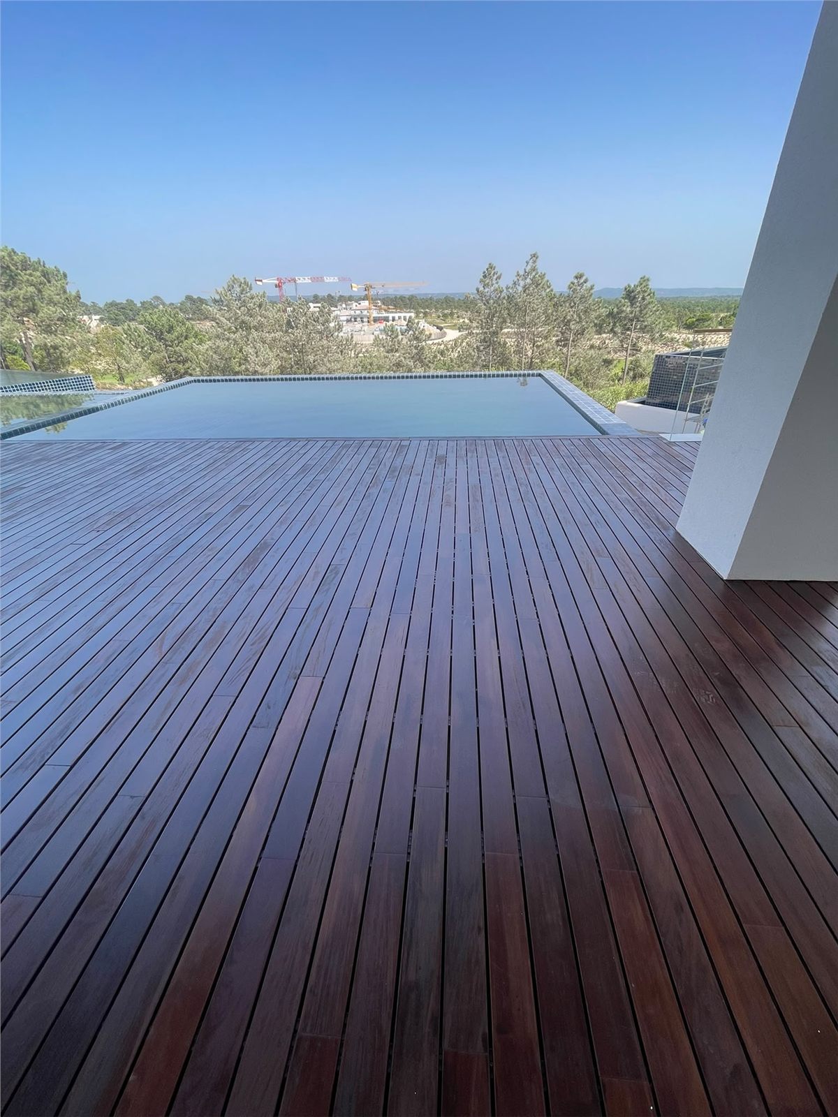 Tarima de madera exterior alrededor de una piscina en Jávea