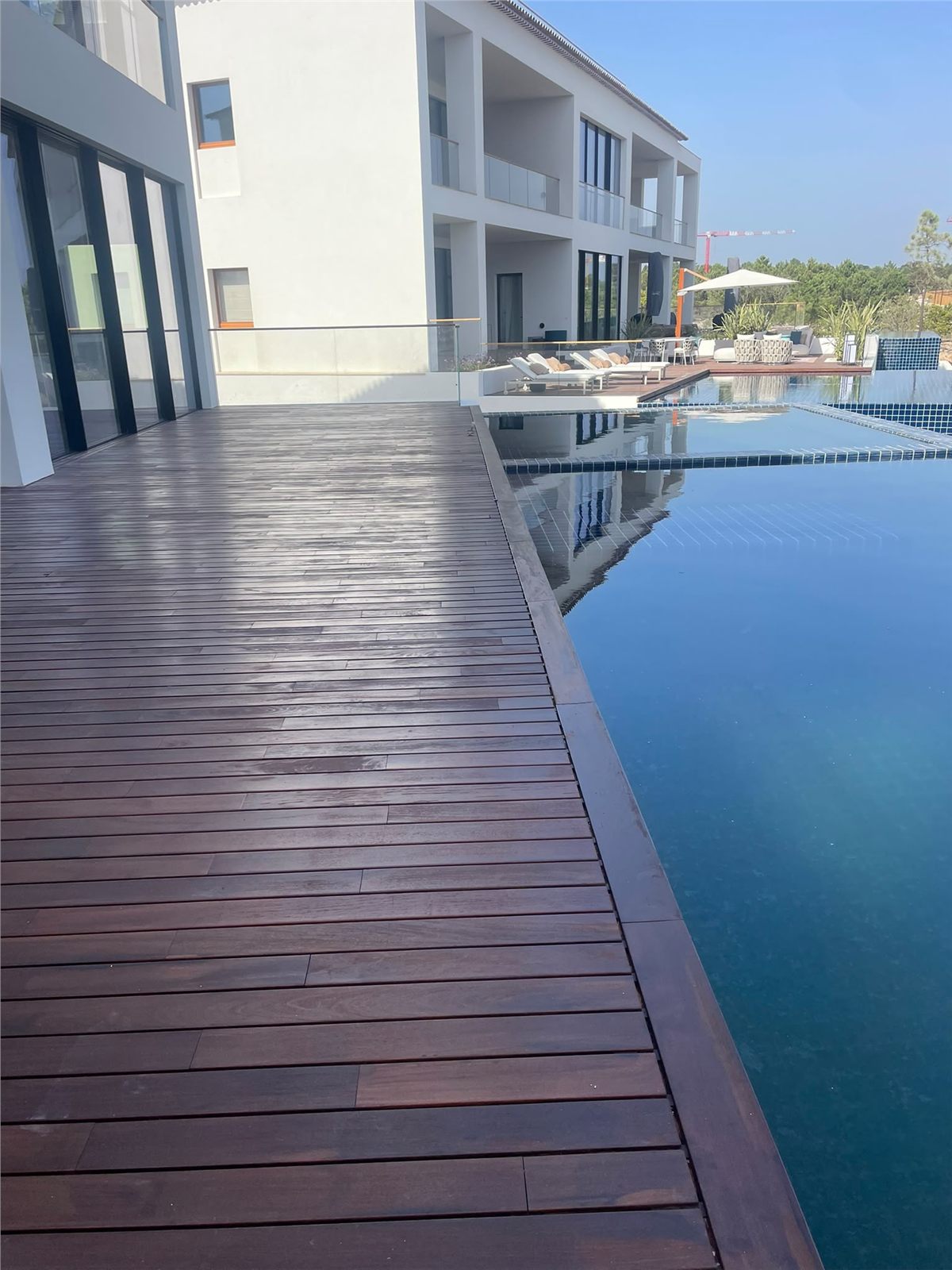 Tarima exterior de madera instalada alrededor de una piscina en Jávea