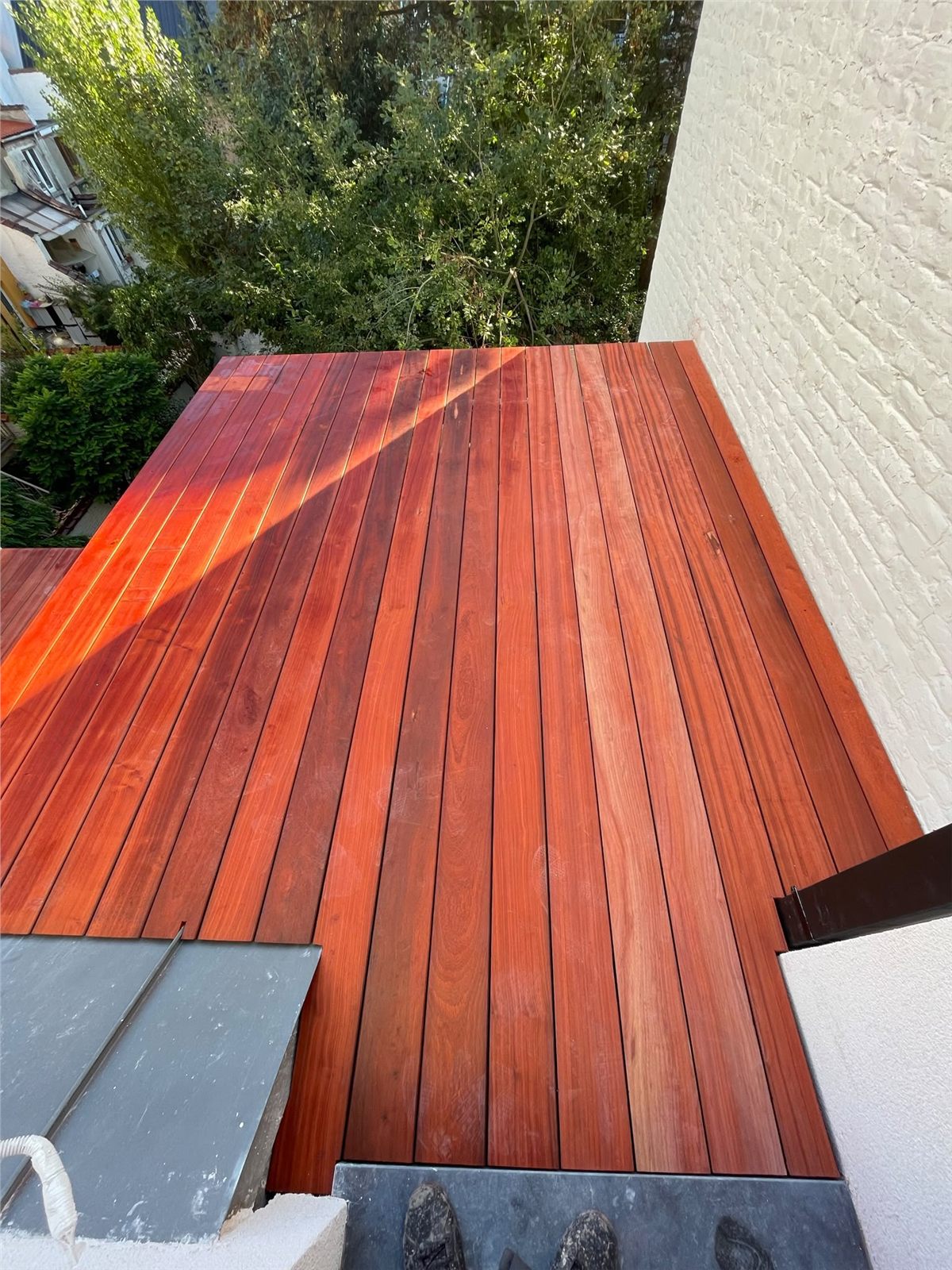 Aplicación de tratamiento protector sobre madera exterior