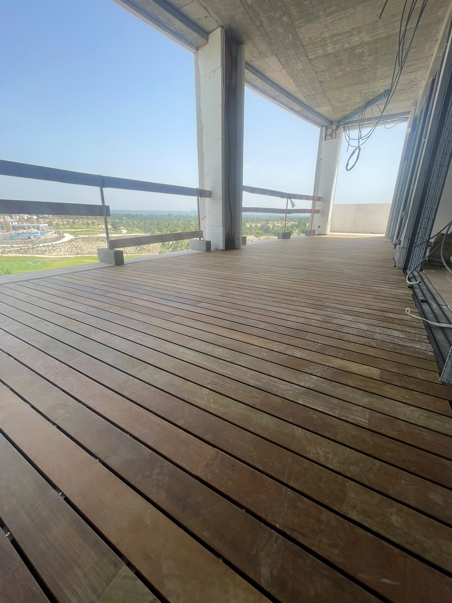 Tarima flotante de madera instalada en una terraza exterior de Benicàssim