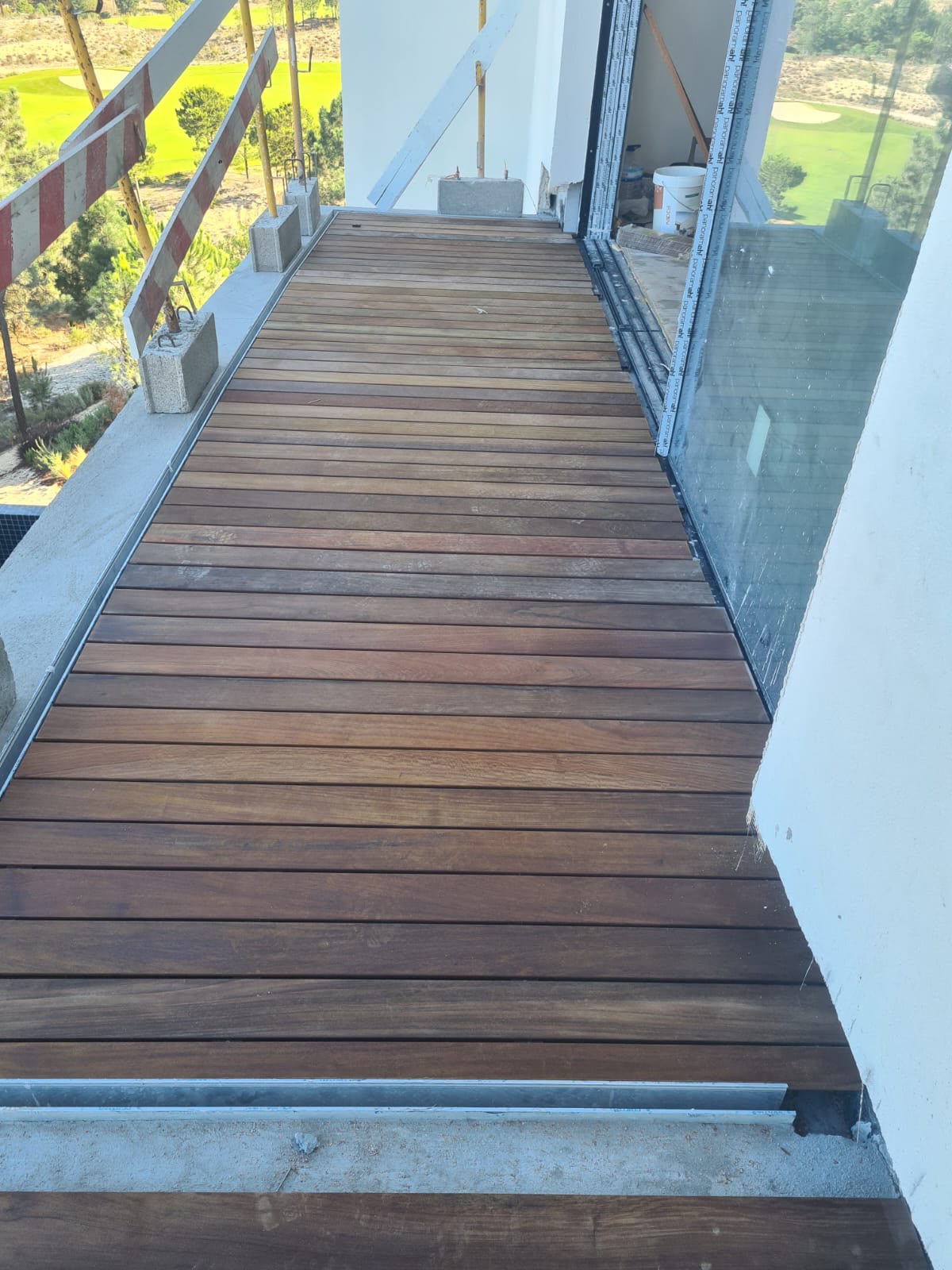 Detalle de los remates y encuentros de la tarima flotante en la terraza